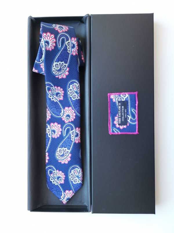 Tmavomodrá hodvábna kravata s cyklámenovými ornamentmi v darčekovom balení