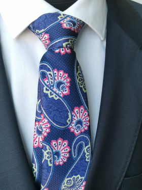 Tmavomodrá hodvábna kravata s cyklámenovými ornamentmi v darčekovom balení