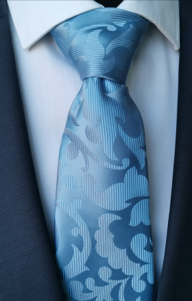 Svetlo modrá hodvábna kravata s tkanými ornamentmi v darčekovom balení