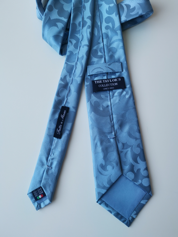 Svetlo modrá hodvábna kravata s tkanými ornamentmi v darčekovom balení