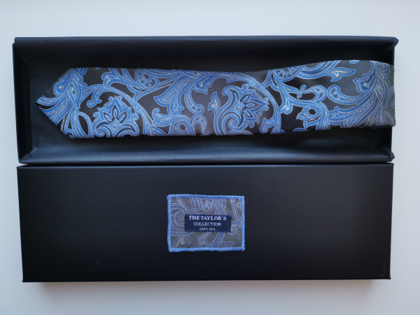 Antracitová hodvábna kravata so svetlo modrými tkanými ornamentmi v darčekovom balení