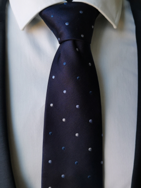 Tmavo modrá hodvábna kravata s tkanými bodkami v troch odtieňoch v darčekovom balení