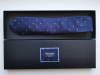 Tmavo modrá hodvábna kravata s tkanými bodkami v troch odtieňoch v darčekovom balení