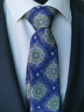 Tmavomodrá hodvábna kravata so zeleným ornamentmi v darčekovom balení