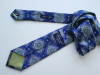 Tmavomodrá hodvábna kravata so zeleným ornamentmi v darčekovom balení