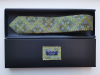 Olivovo zelená hodvábna kravata so tmavozeleným vzorom v darčekovom balení