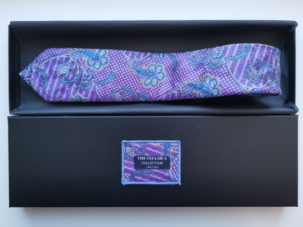 Svetlá fialová hodvábna kravata s bledomodrými ornamentmi v darčekovom balení