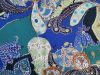 Viacfarebná hodvábna šatka s ornamentmi s dôrazom kráľovskej modrej