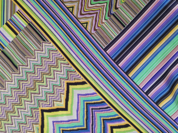 Viacfarebná hodvábna šatka s geometrickým vzorom s bordúrou vo farbe čiernej
