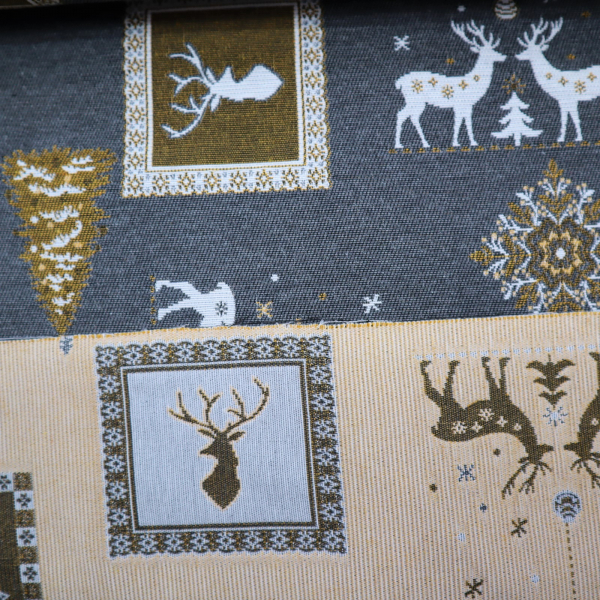 Vianočná dekoračná látka GOBELIN obojstranný Sivo-béžové jelene a stromčeky