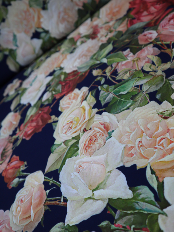 Barbi crep obojstranná bordúra - ruže na tmavomodrej