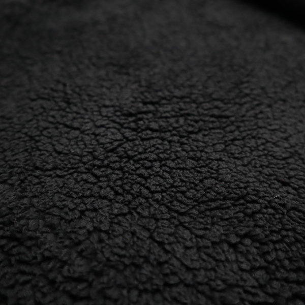 Kabátovina s nádychom luxusu - jelenica s barančekom čierna