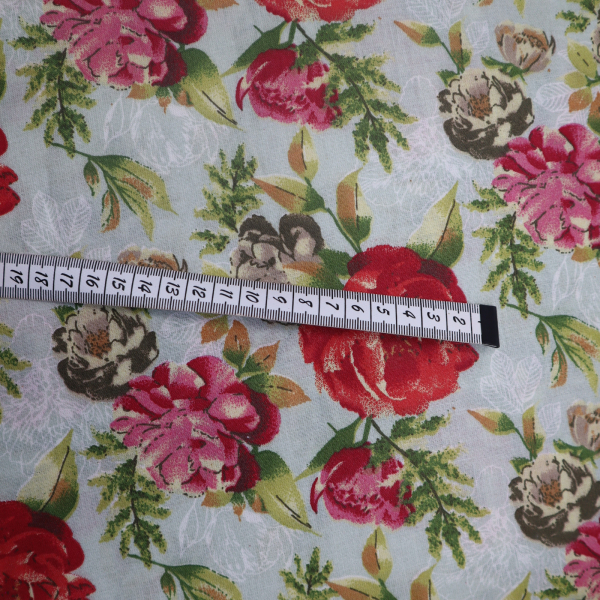 Bavlnená látka červené ruže na mentolovom podklade