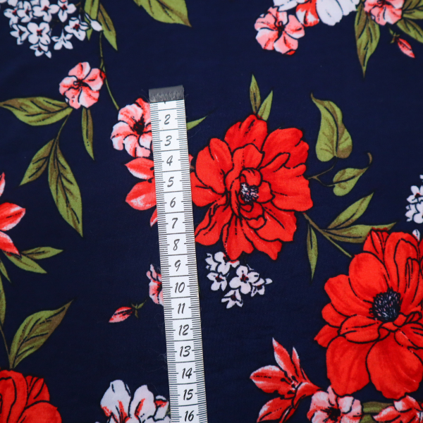 Francúzky Úplet lycra kvety na tmavomodrej