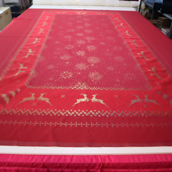 Jacquard panel obrus - červený sob s lurexom 180x260cm