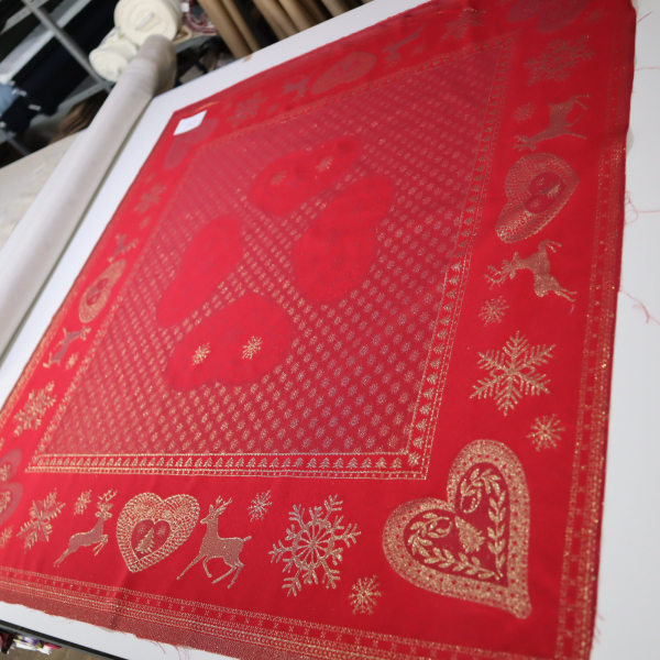 Jacquard panel obrus - červené srdiečko s lurexom 160x160cm