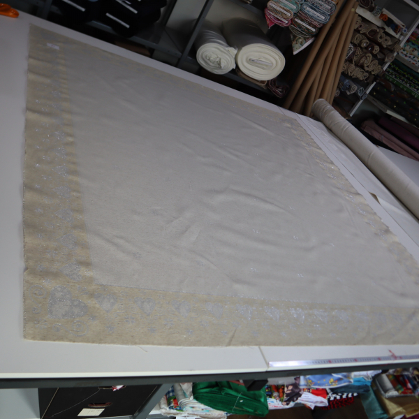 Jacquard panel obrus - prírodno/strieborné srdiečka s lurexom 160x160cm