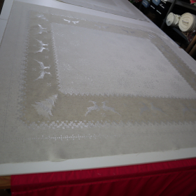 Jacquard panel obrus - prírodno/strieborný sob so stromčekom s lurexom 160x160cm