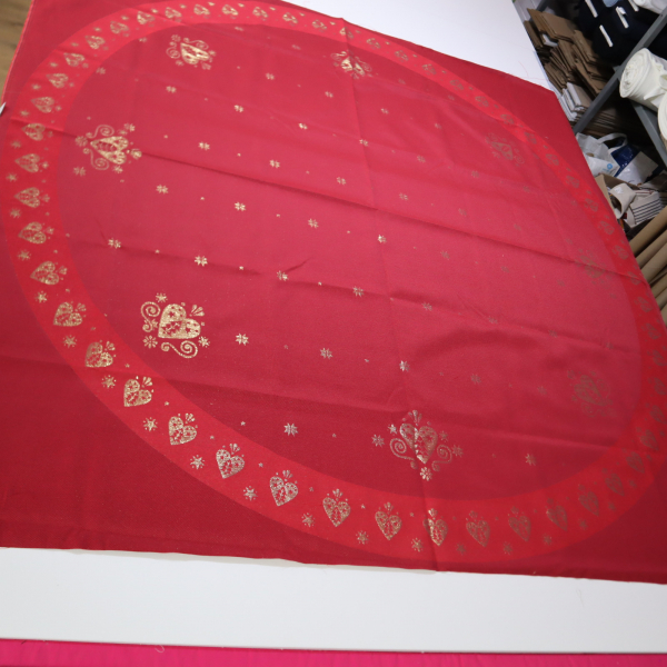 Jacquard panel kruhový obrus/sukňnu - červeno/zlaté srdiečka s lurexom Ø180cm