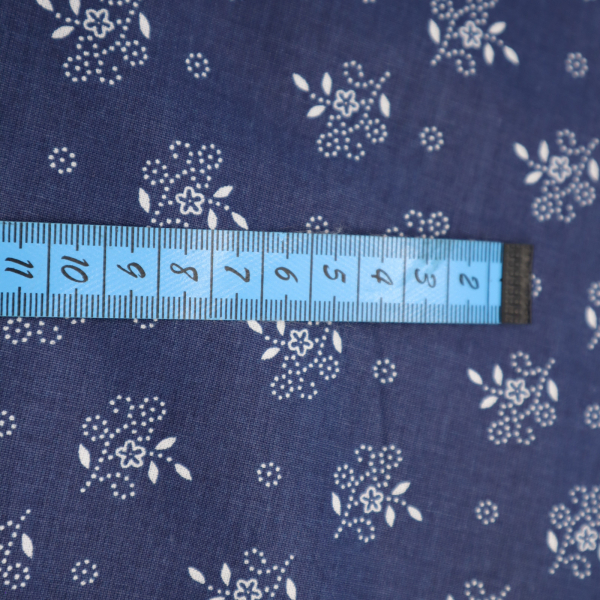 Bavlnená látka folk kvietky na modrej