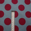 Bavlnená látka bodky malinová na sivej